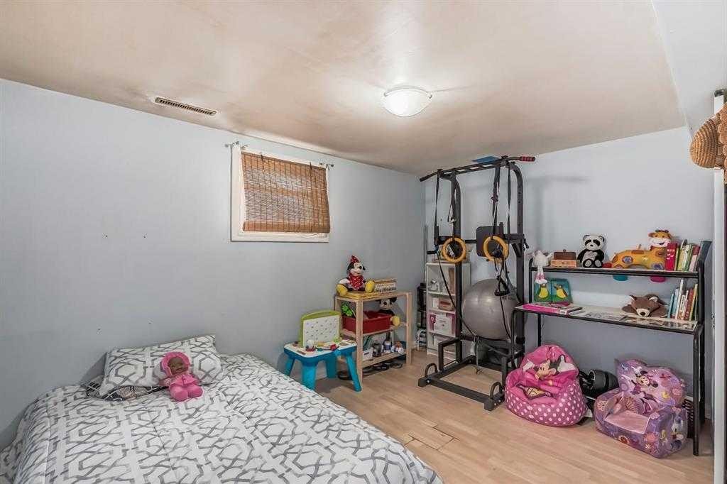 1212 Bantry Street Ne, Calgary, AB - Indoor Photo Showing Bedroom
