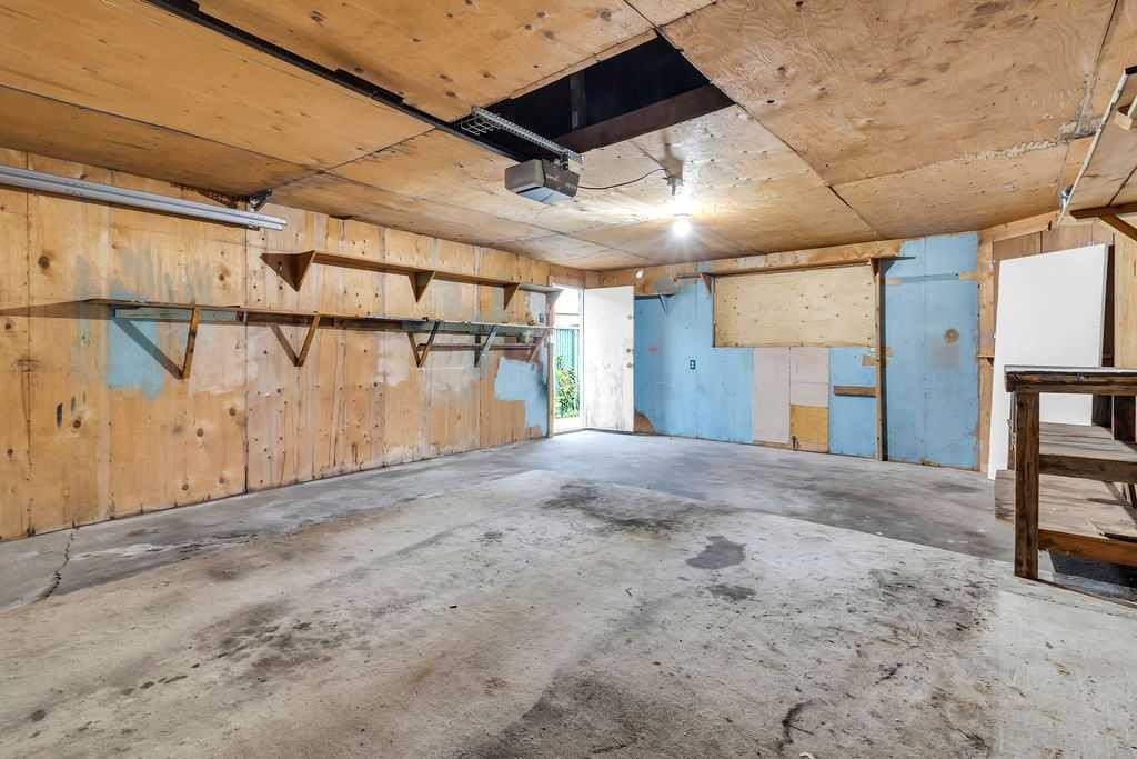 1212 Bantry Street Ne, Calgary, AB - Indoor Photo Showing Garage