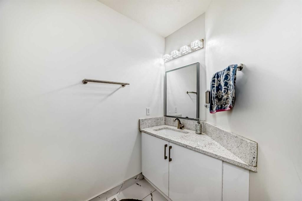 204 Coral Keys Green Ne, Calgary, AB - Indoor Photo Showing Bathroom