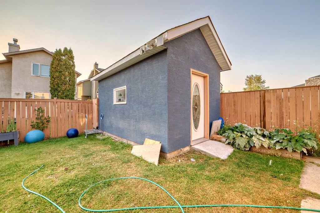 204 Coral Keys Green Ne, Calgary, AB - Outdoor