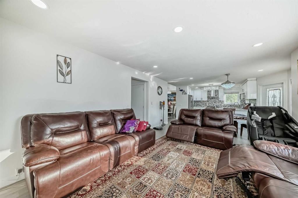 204 Coral Keys Green Ne, Calgary, AB - Indoor Photo Showing Living Room