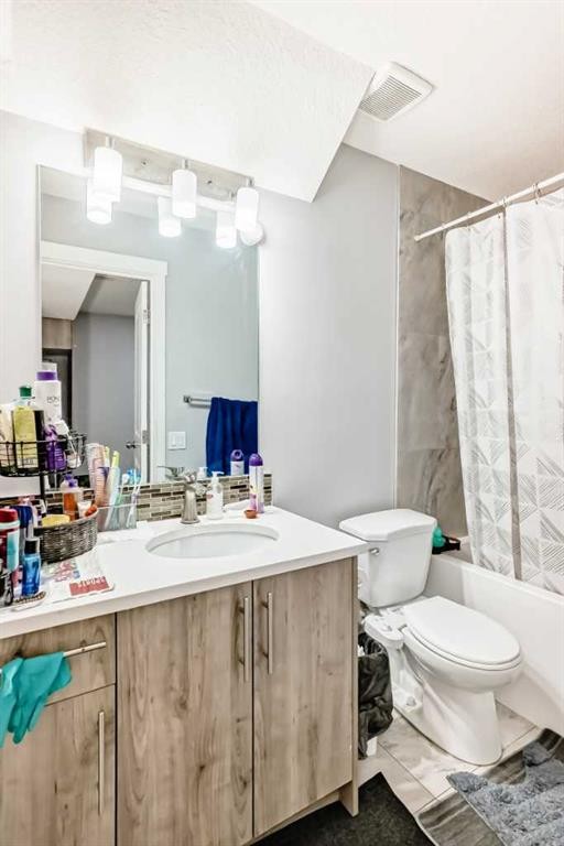 50 Tarawood Lane Ne, Calgary, AB - Indoor Photo Showing Bathroom