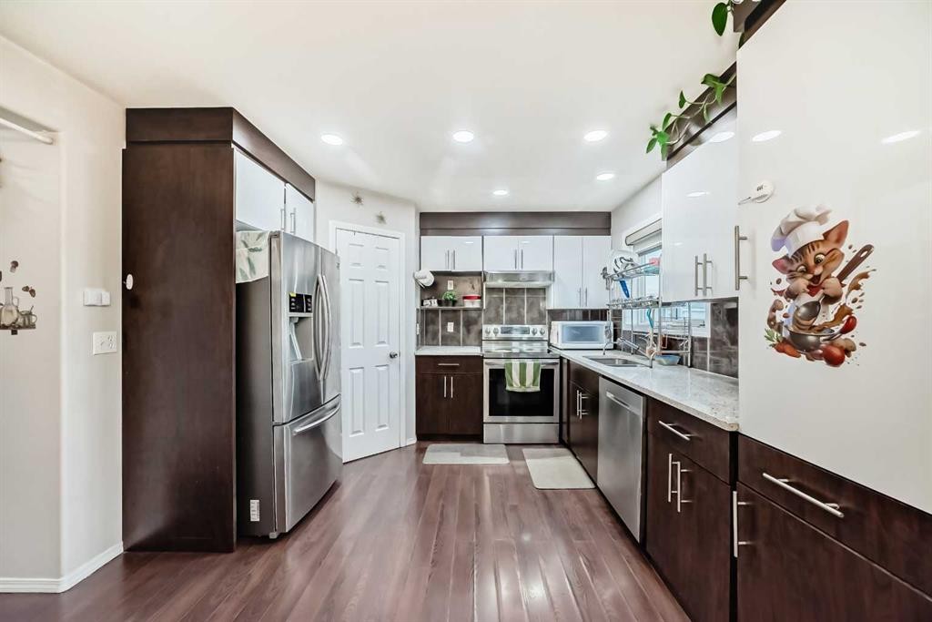 50 Tarawood Lane Ne, Calgary, AB - Indoor Photo Showing Kitchen