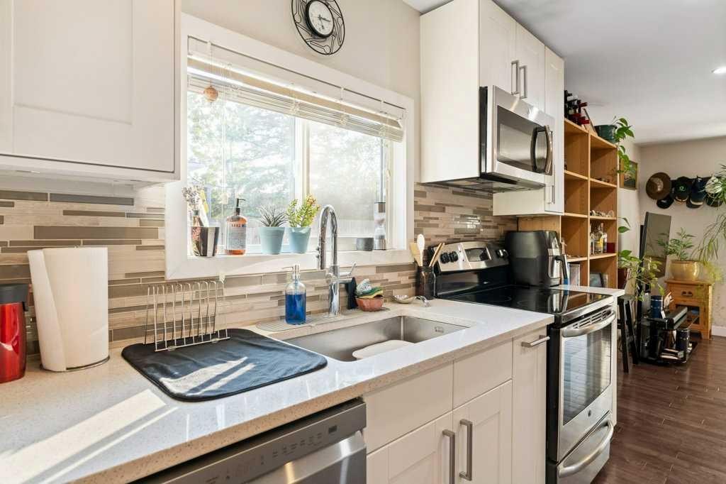 4640 81 Street Nw, Calgary, AB - Indoor Photo Showing Kitchen