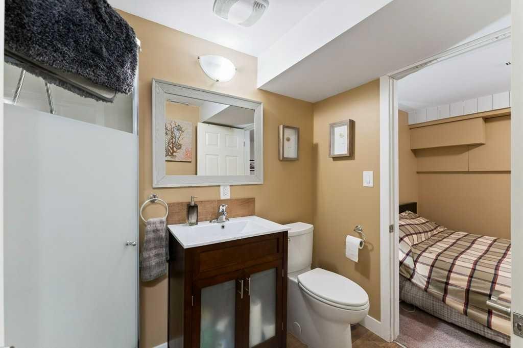 4640 81 Street Nw, Calgary, AB - Indoor Photo Showing Bathroom