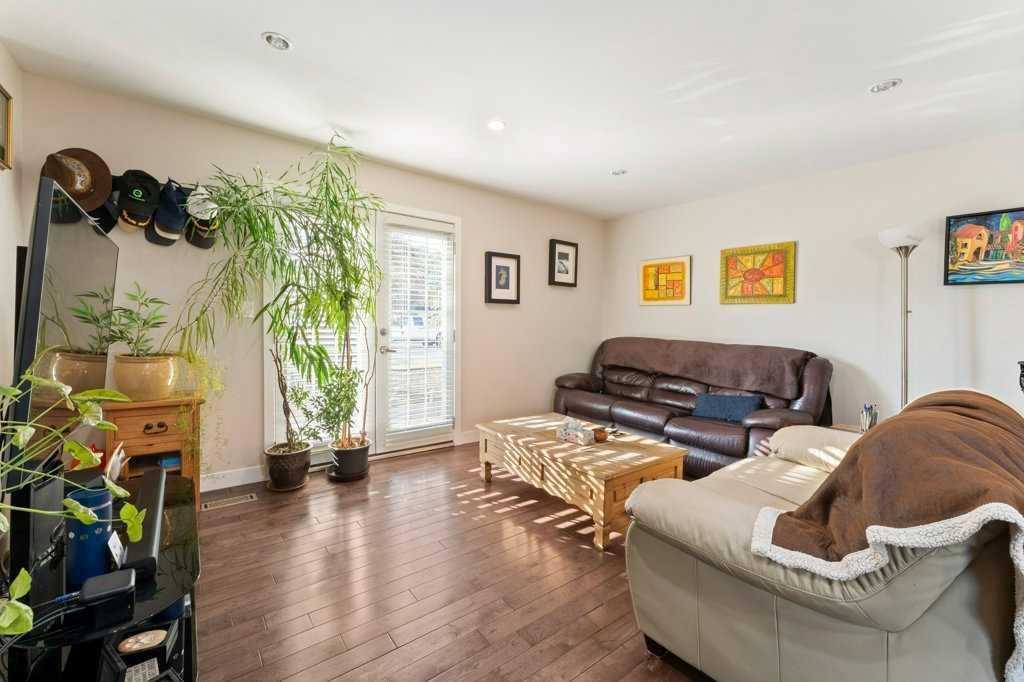 4640 81 Street Nw, Calgary, AB - Indoor Photo Showing Living Room