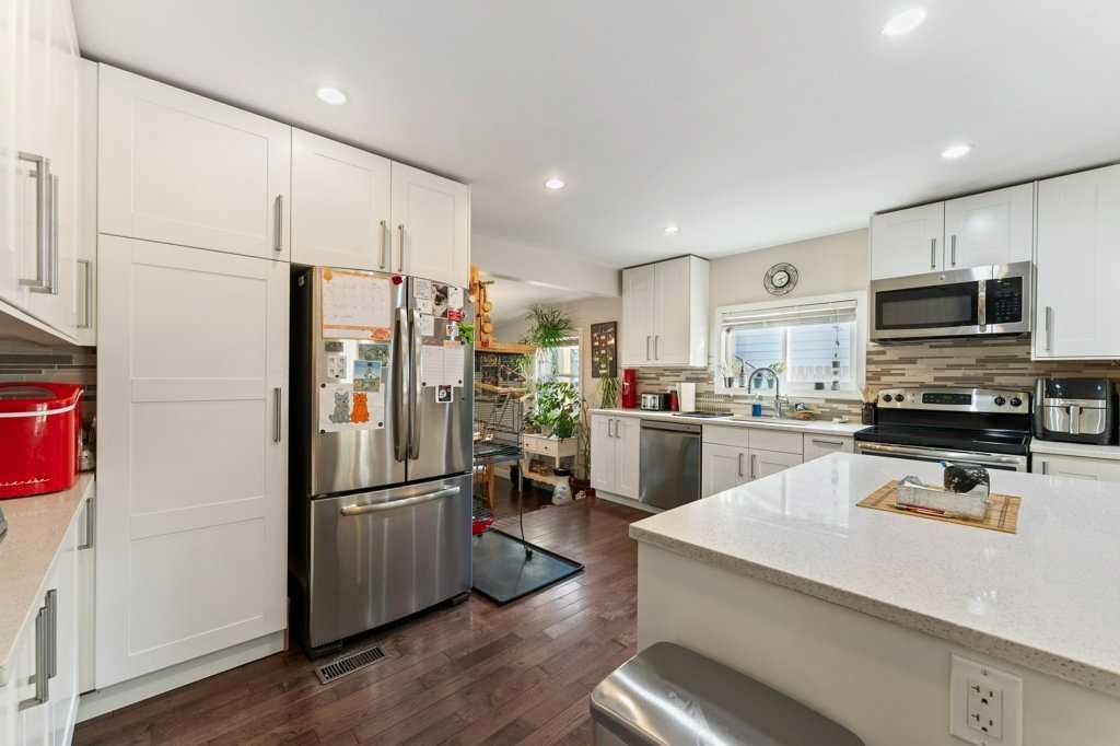 4640 81 Street Nw, Calgary, AB - Indoor Photo Showing Kitchen With Upgraded Kitchen