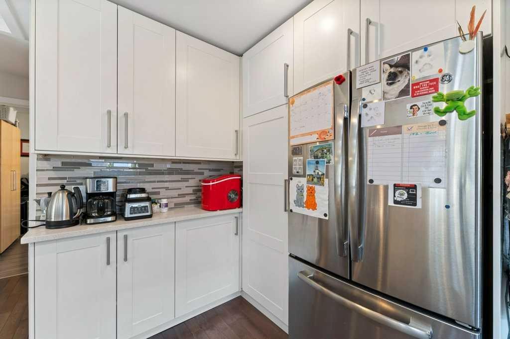 4640 81 Street Nw, Calgary, AB - Indoor Photo Showing Kitchen