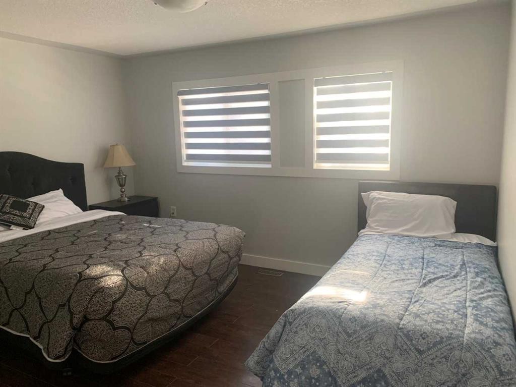 6016 33 Avenue Nw, Calgary, AB - Indoor Photo Showing Bedroom