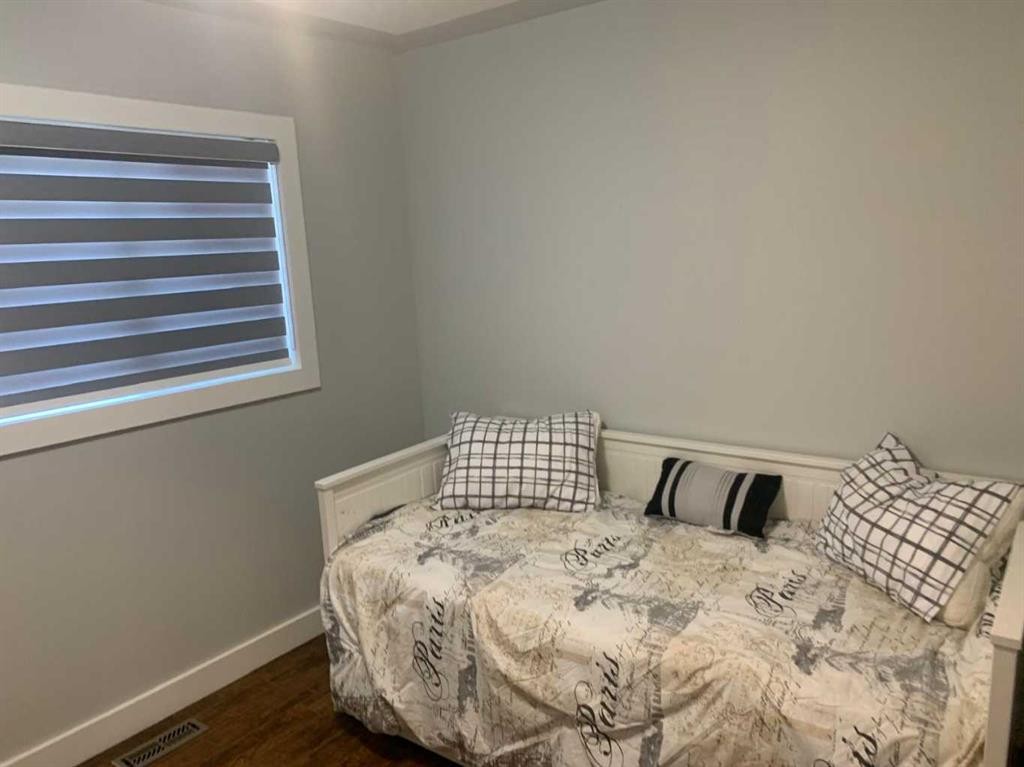 6016 33 Avenue Nw, Calgary, AB - Indoor Photo Showing Bedroom