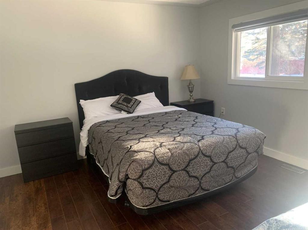6016 33 Avenue Nw, Calgary, AB - Indoor Photo Showing Bedroom