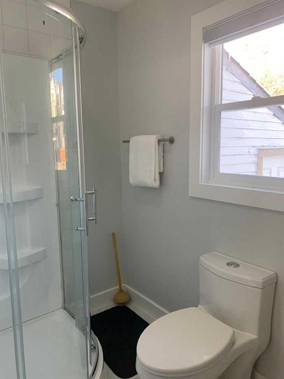 6016 33 Avenue Nw, Calgary, AB - Indoor Photo Showing Bathroom