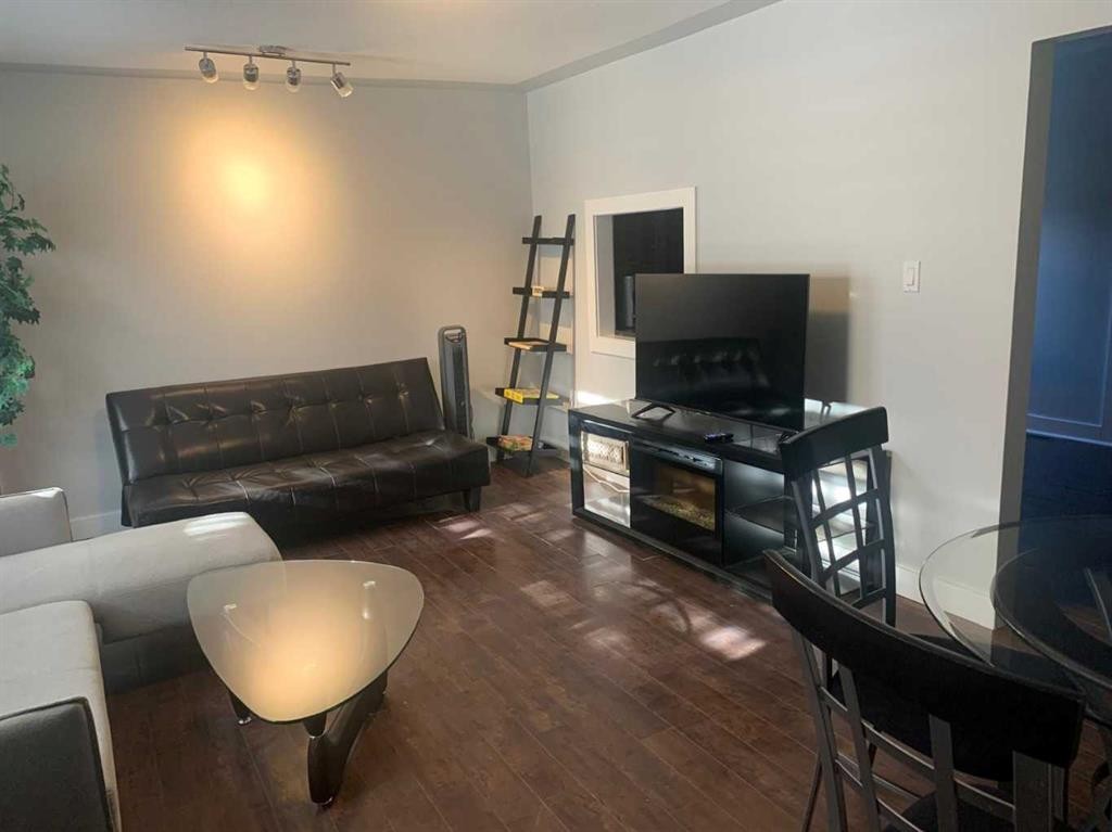 6016 33 Avenue Nw, Calgary, AB - Indoor Photo Showing Living Room