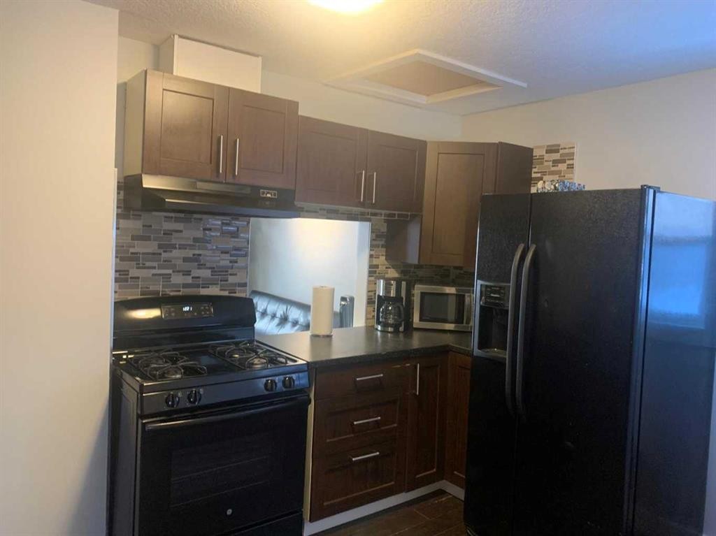 6016 33 Avenue Nw, Calgary, AB - Indoor Photo Showing Kitchen