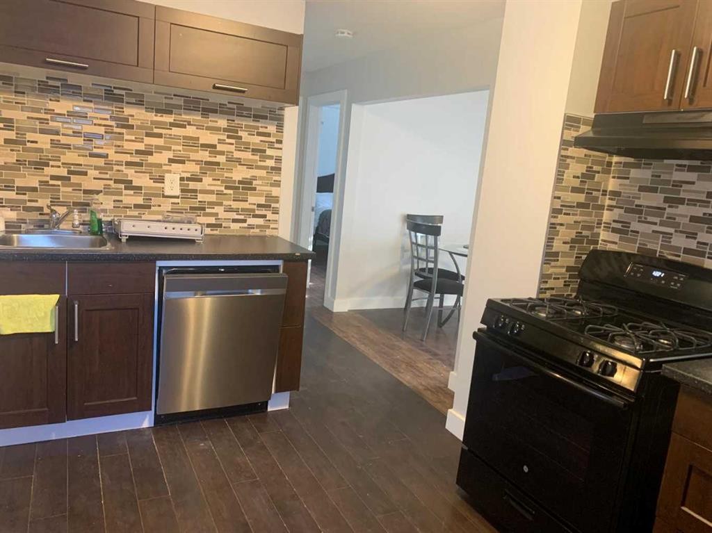 6016 33 Avenue Nw, Calgary, AB - Indoor Photo Showing Kitchen