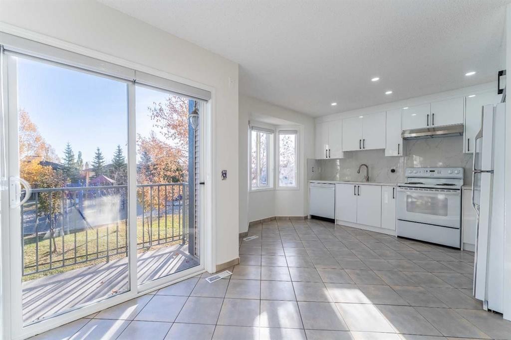 121 Eversyde Point Sw, Calgary, AB - Indoor Photo Showing Kitchen