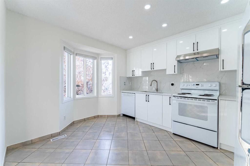 121 Eversyde Point Sw, Calgary, AB - Indoor Photo Showing Kitchen