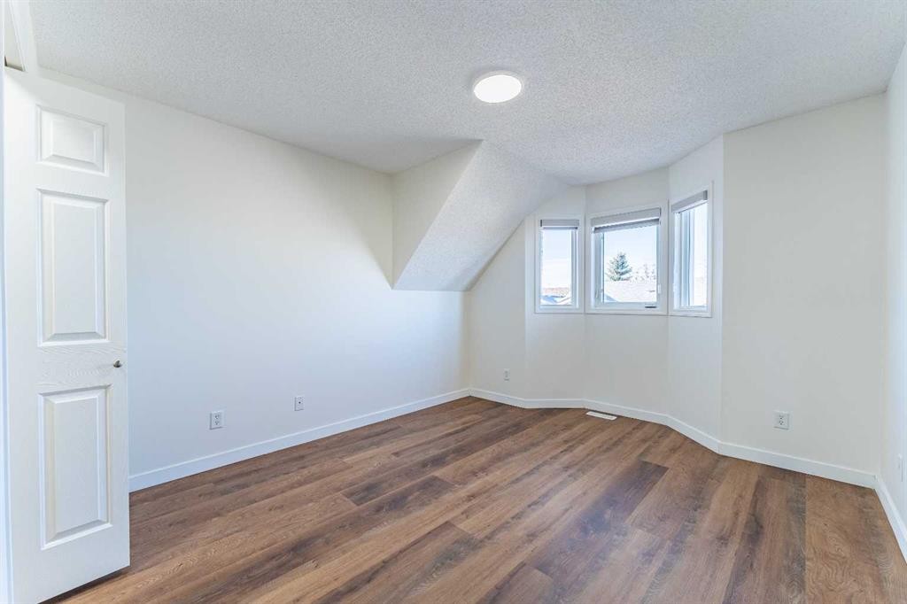 121 Eversyde Point Sw, Calgary, AB - Indoor Photo Showing Other Room