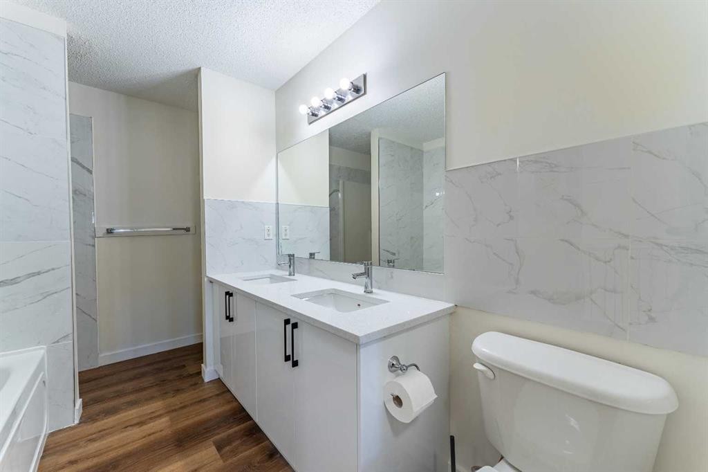 121 Eversyde Point Sw, Calgary, AB - Indoor Photo Showing Bathroom