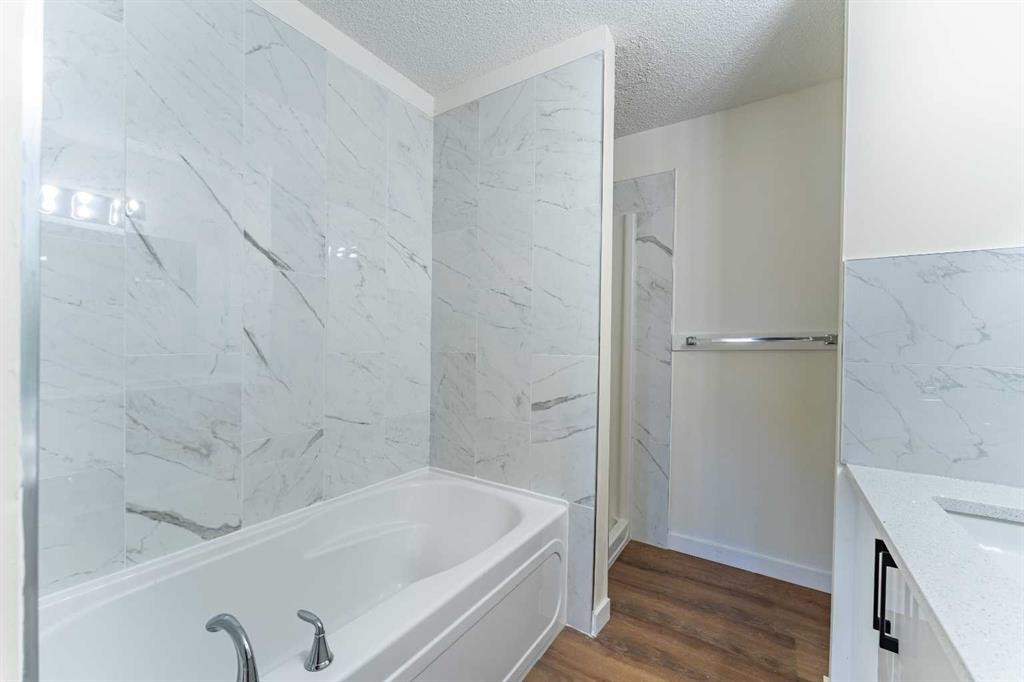 121 Eversyde Point Sw, Calgary, AB - Indoor Photo Showing Bathroom