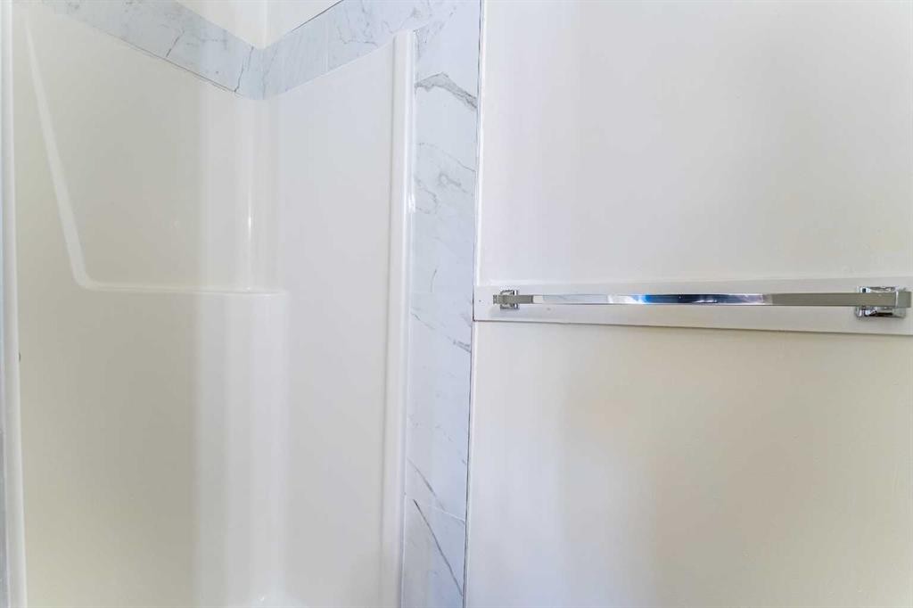 121 Eversyde Point Sw, Calgary, AB - Indoor Photo Showing Bathroom