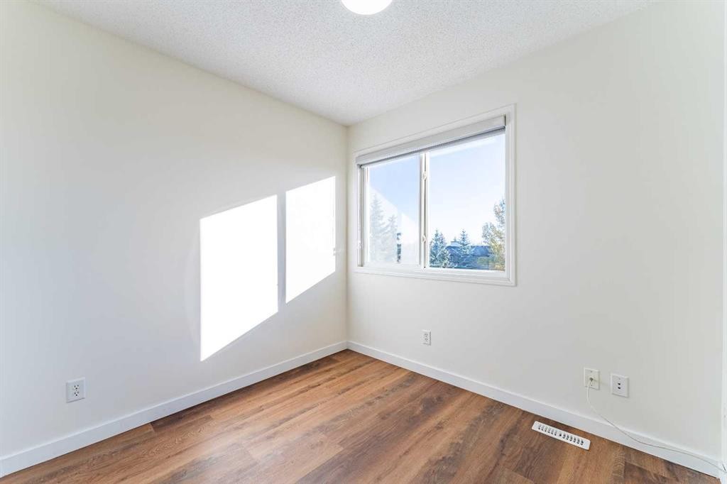 121 Eversyde Point Sw, Calgary, AB - Indoor Photo Showing Other Room