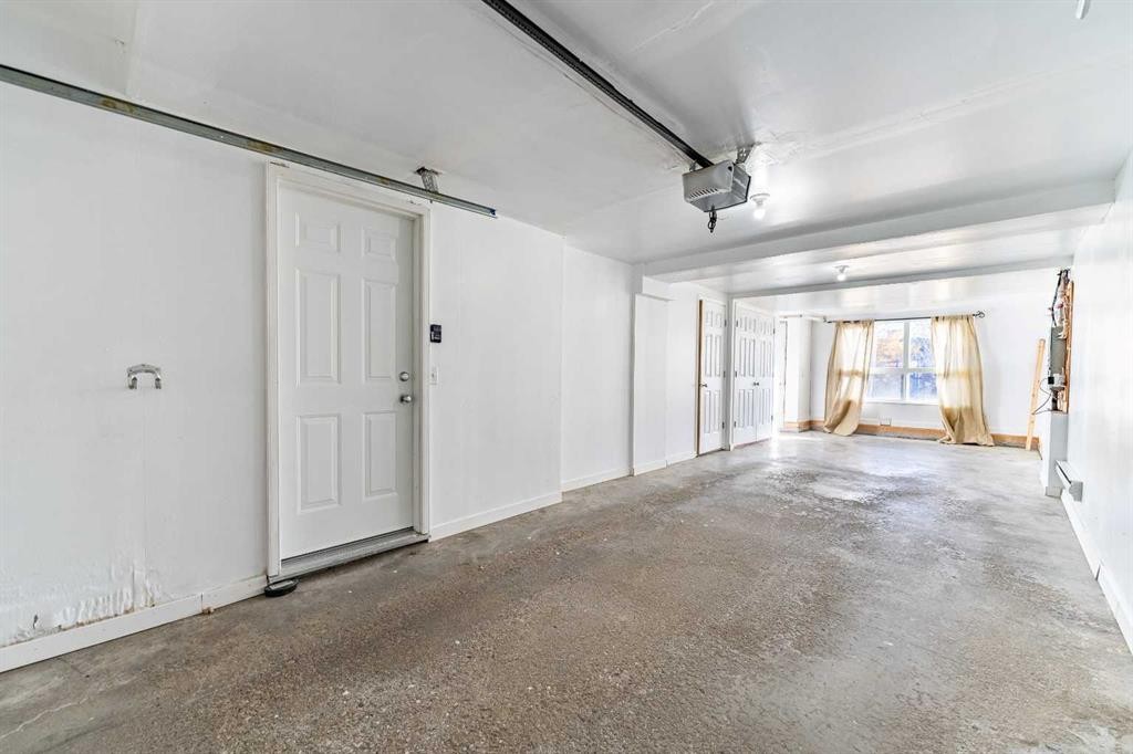 121 Eversyde Point Sw, Calgary, AB - Indoor Photo Showing Garage