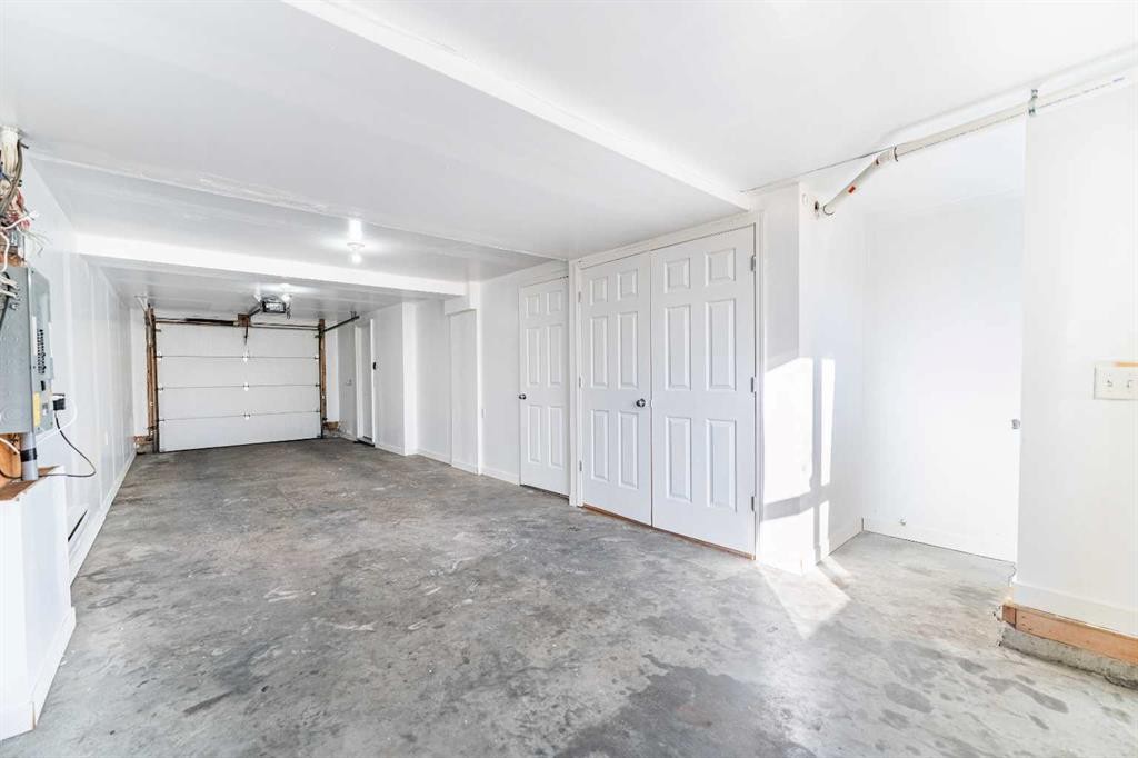 121 Eversyde Point Sw, Calgary, AB - Indoor Photo Showing Garage