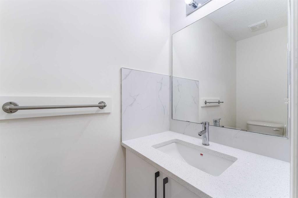 121 Eversyde Point Sw, Calgary, AB - Indoor Photo Showing Bathroom