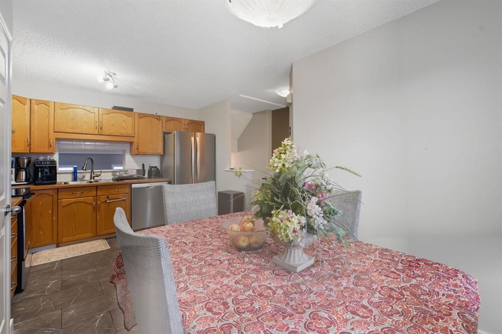 168 Copperfield Court Se, Calgary, AB - Indoor Photo Showing Kitchen