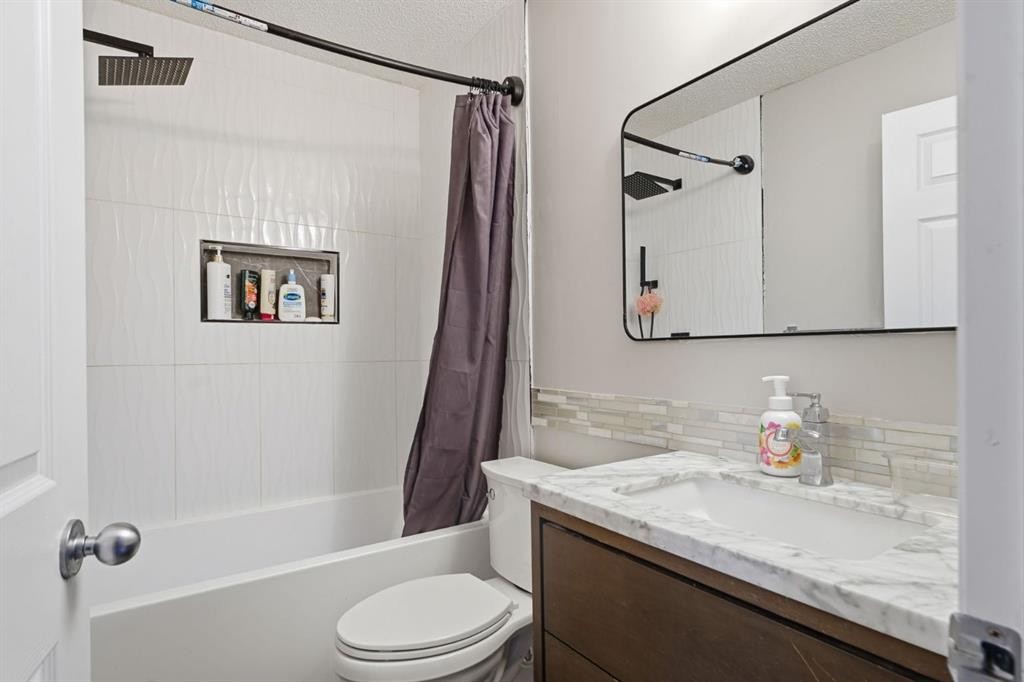168 Copperfield Court Se, Calgary, AB - Indoor Photo Showing Bathroom