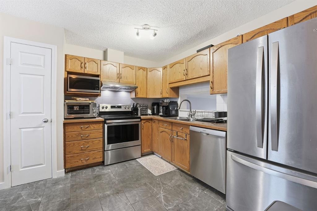 168 Copperfield Court Se, Calgary, AB - Indoor Photo Showing Kitchen