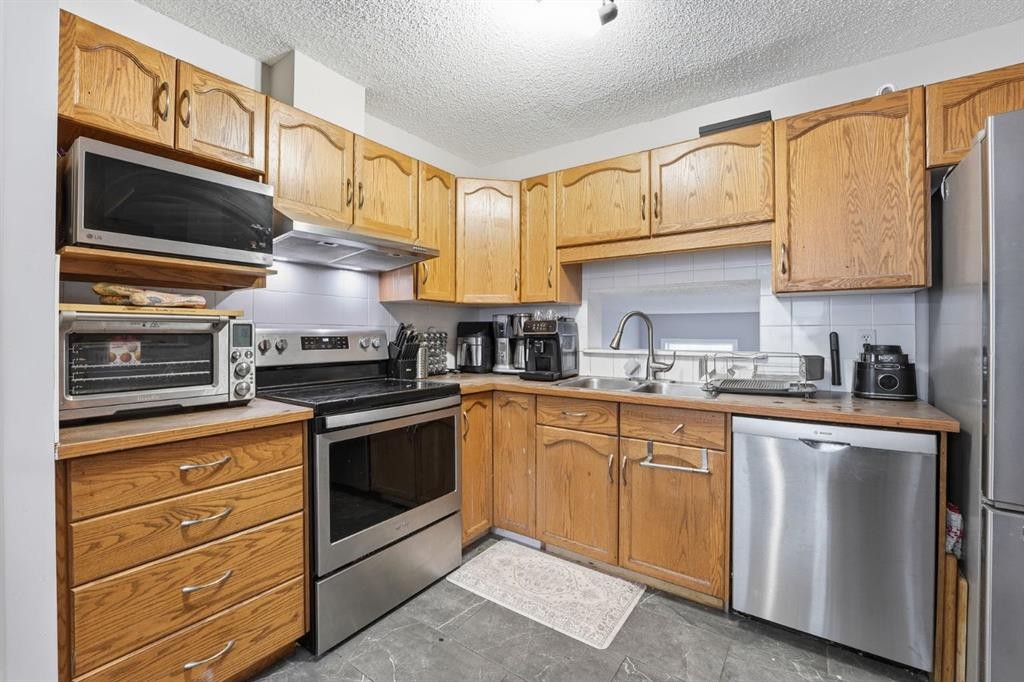 168 Copperfield Court Se, Calgary, AB - Indoor Photo Showing Kitchen With Double Sink