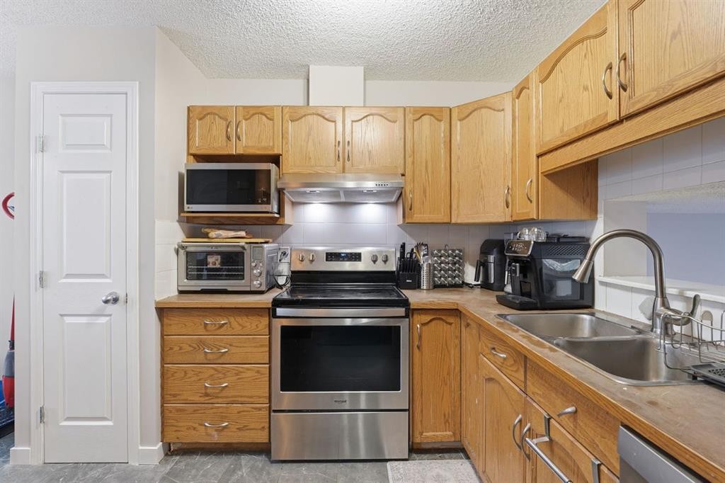 168 Copperfield Court Se, Calgary, AB - Indoor Photo Showing Kitchen With Double Sink