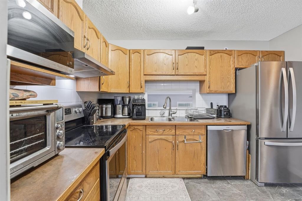 168 Copperfield Court Se, Calgary, AB - Indoor Photo Showing Kitchen With Double Sink