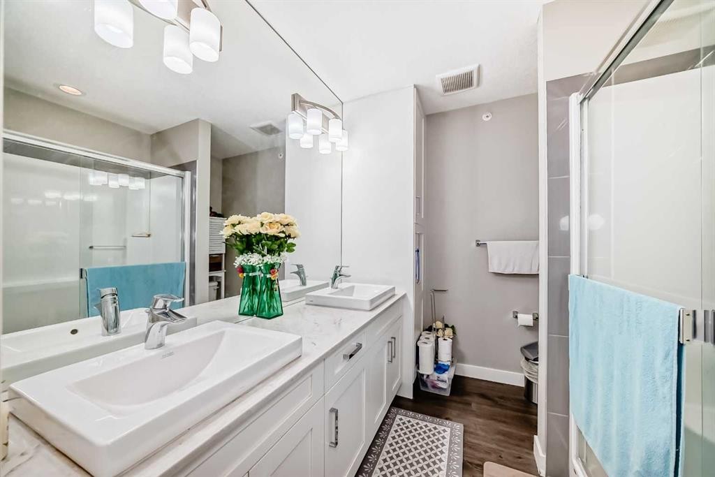 405-10 Walgrove Walk Se, Calgary, AB - Indoor Photo Showing Bathroom