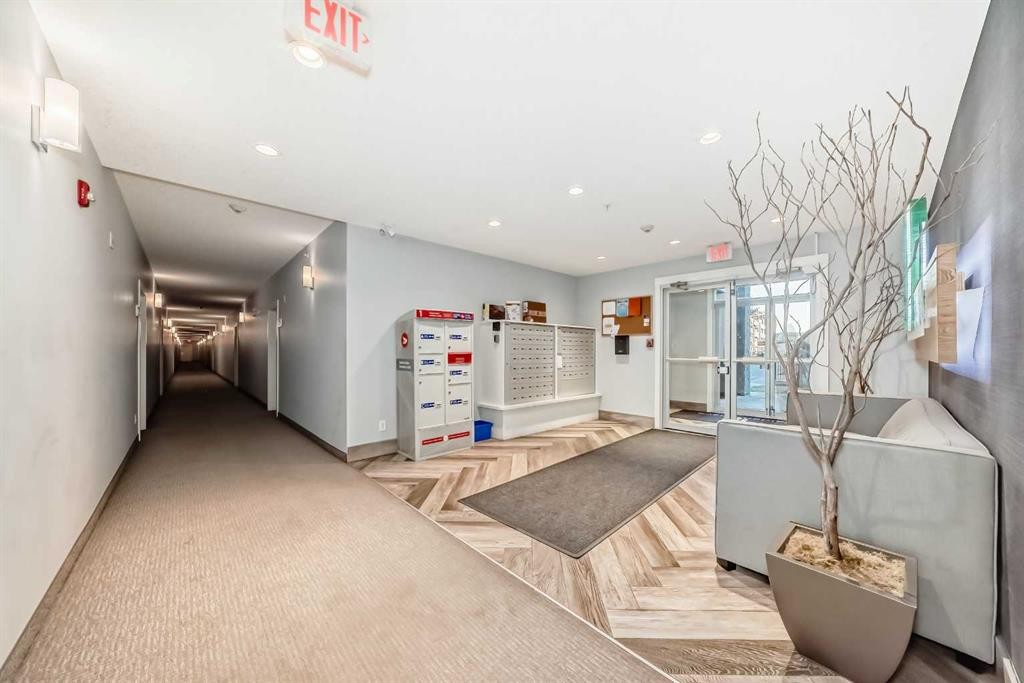 405-10 Walgrove Walk Se, Calgary, AB - Indoor Photo Showing Other Room