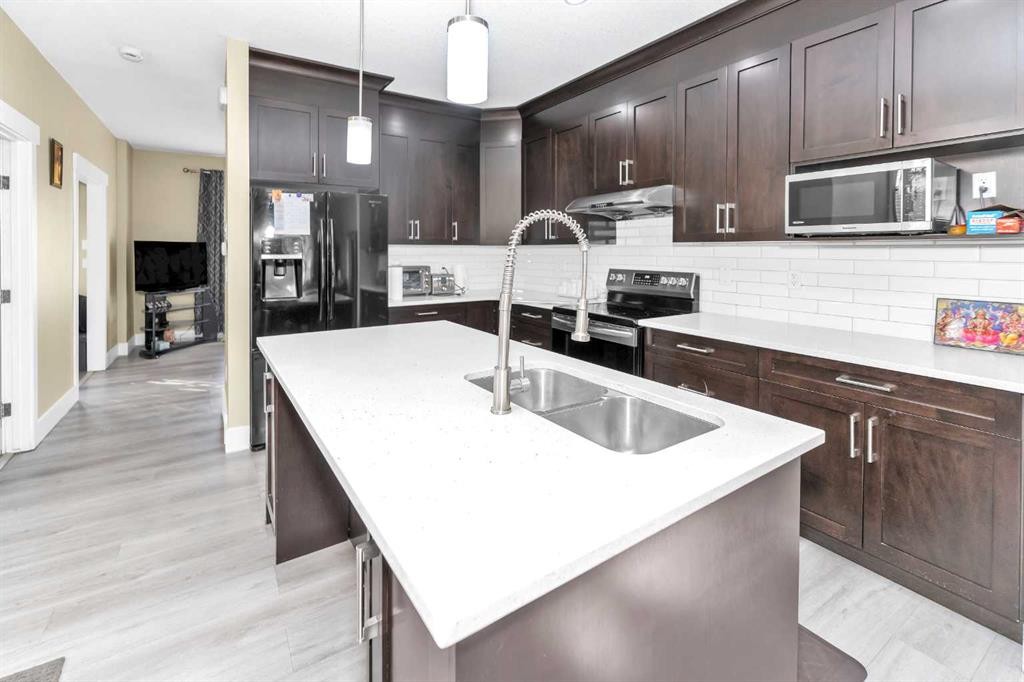 7432 Ogden Road Se, Calgary, AB - Indoor Photo Showing Kitchen With Double Sink With Upgraded Kitchen