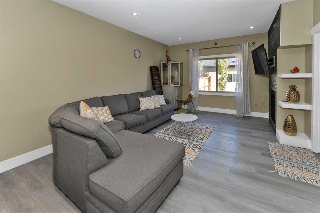 7432 Ogden Road Se, Calgary, AB - Indoor Photo Showing Living Room