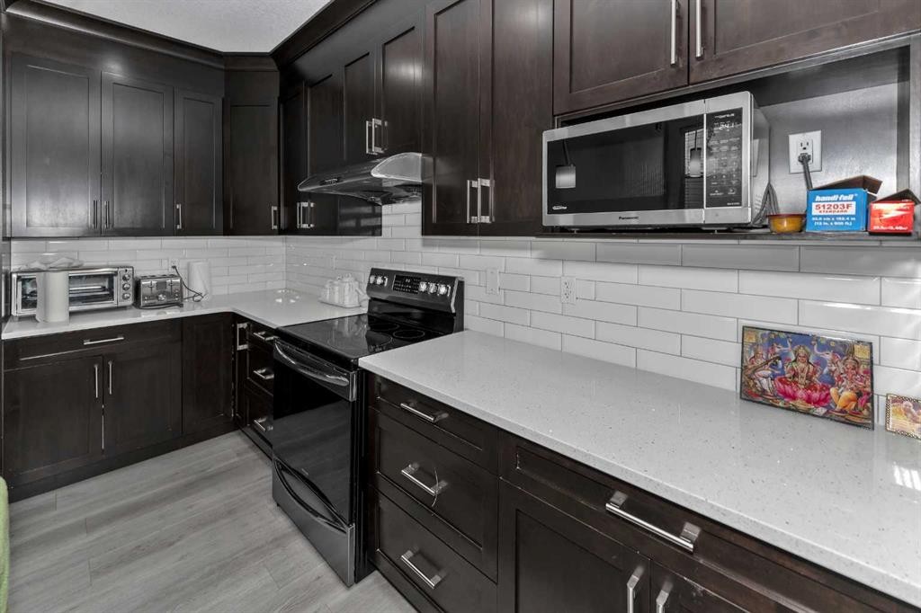 7432 Ogden Road Se, Calgary, AB - Indoor Photo Showing Kitchen With Upgraded Kitchen
