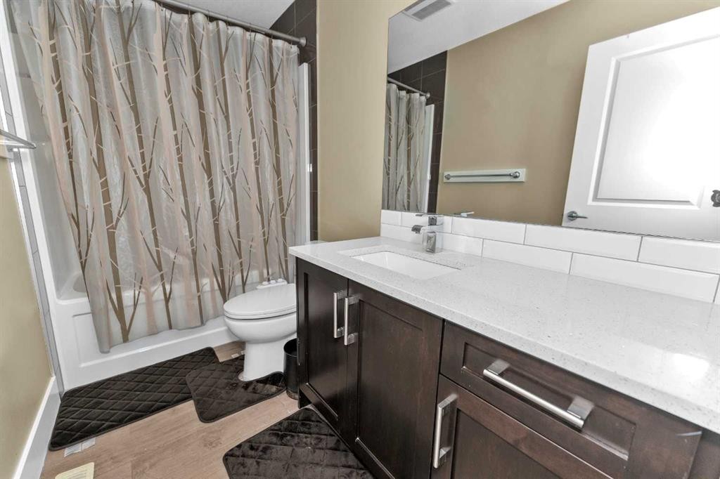 7432 Ogden Road Se, Calgary, AB - Indoor Photo Showing Bathroom