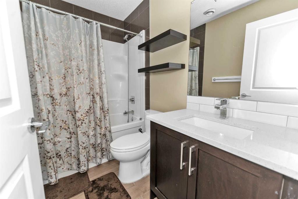 7432 Ogden Road Se, Calgary, AB - Indoor Photo Showing Bathroom