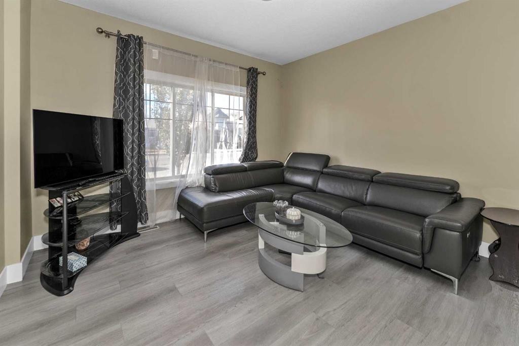 7432 Ogden Road Se, Calgary, AB - Indoor Photo Showing Living Room