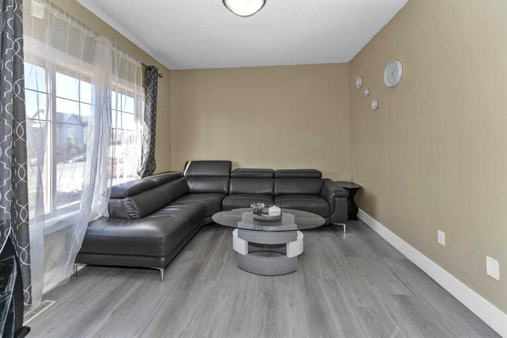 7432 Ogden Road Se, Calgary, AB - Indoor Photo Showing Living Room
