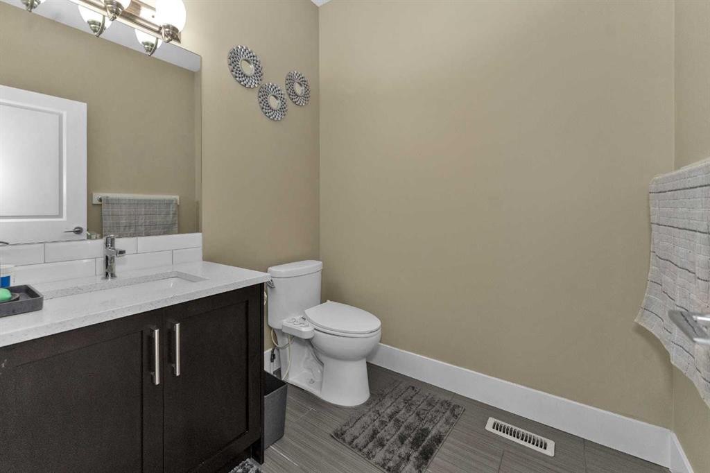 7432 Ogden Road Se, Calgary, AB - Indoor Photo Showing Bathroom