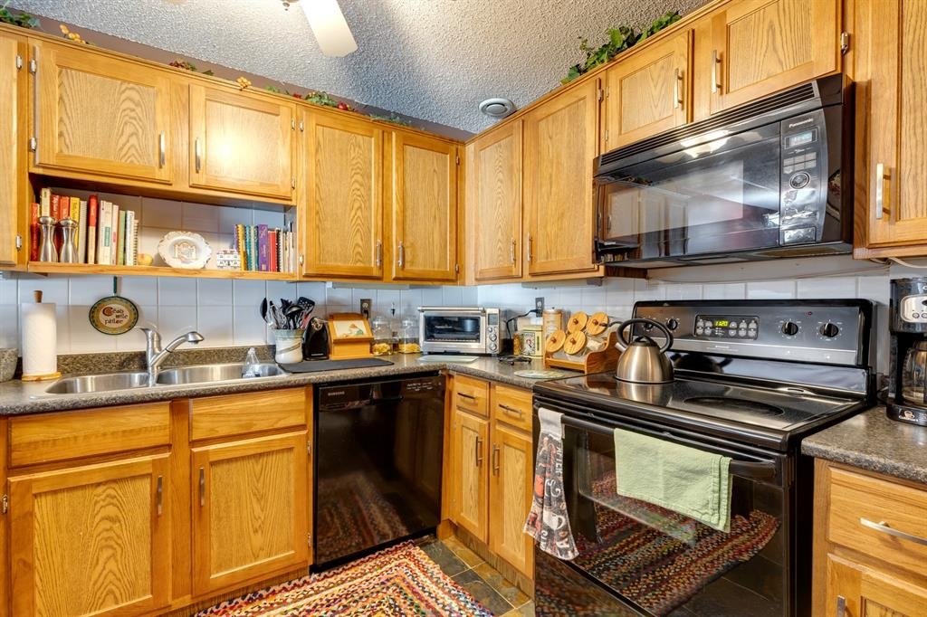 203-234 5 Avenue Ne, Calgary, AB - Indoor Photo Showing Kitchen With Double Sink