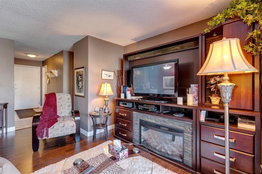 203-234 5 Avenue Ne, Calgary, AB - Indoor With Fireplace