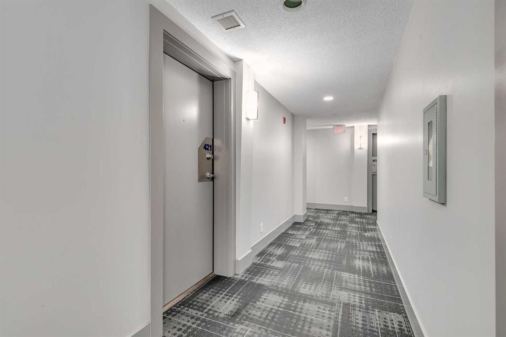 421-510 Edmonton Trail Ne, Calgary, AB - Indoor Photo Showing Other Room