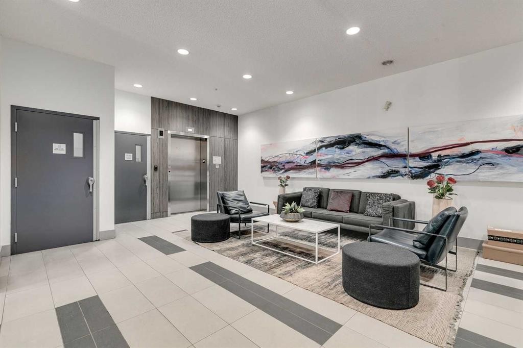 421-510 Edmonton Trail Ne, Calgary, AB - Indoor Photo Showing Other Room