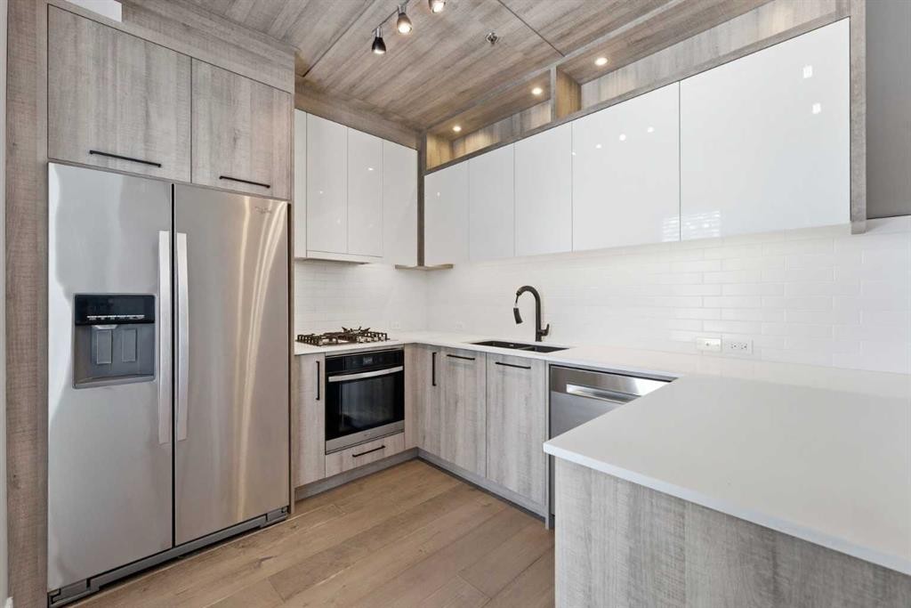 209-2702 17 Avenue Sw, Calgary, AB - Indoor Photo Showing Kitchen With Stainless Steel Kitchen With Upgraded Kitchen